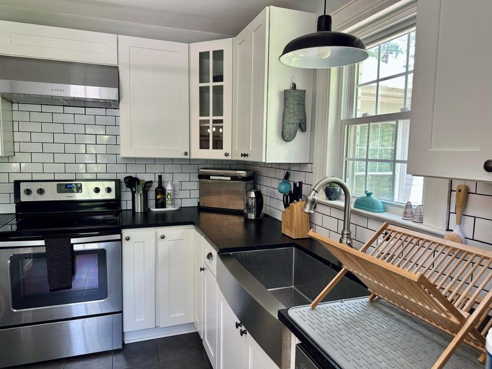 The Knoxville Nest Cozy 3BR Retreat w Fireplace House in Knoxville
