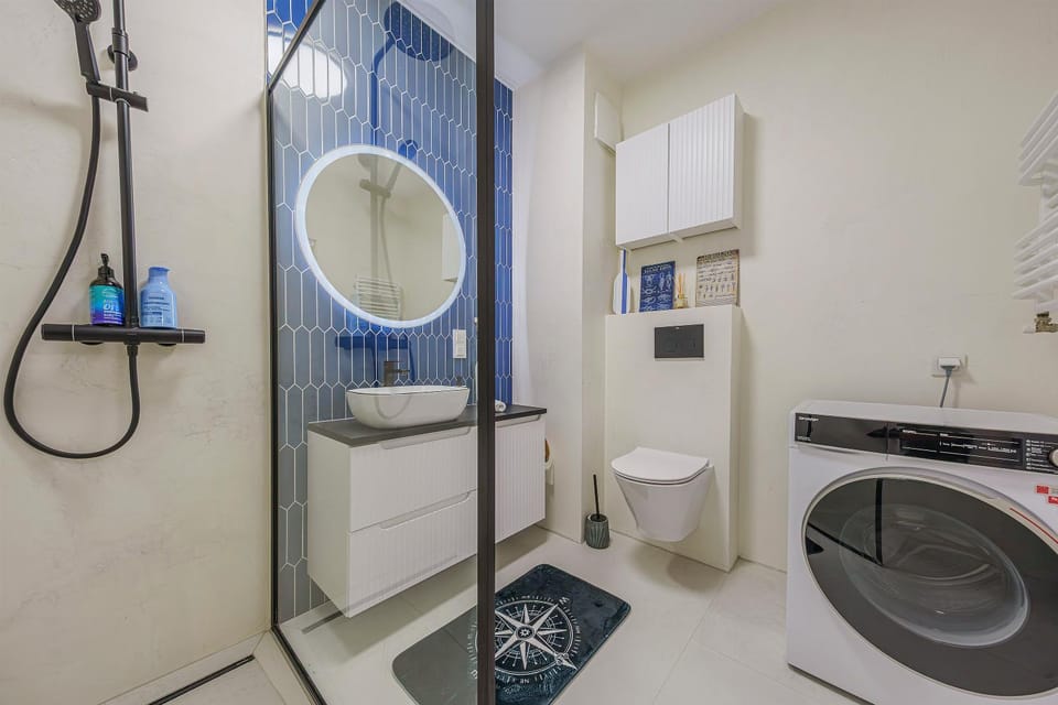 Shower, Toilet, Bathroom, towels, washing machine