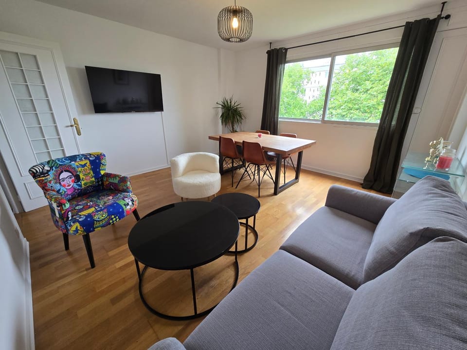 Communal lounge/ TV room, TV and multimedia, Living room, Seating area, Dining area