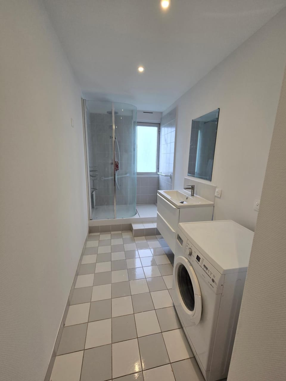 Bathroom, towels, washing machine