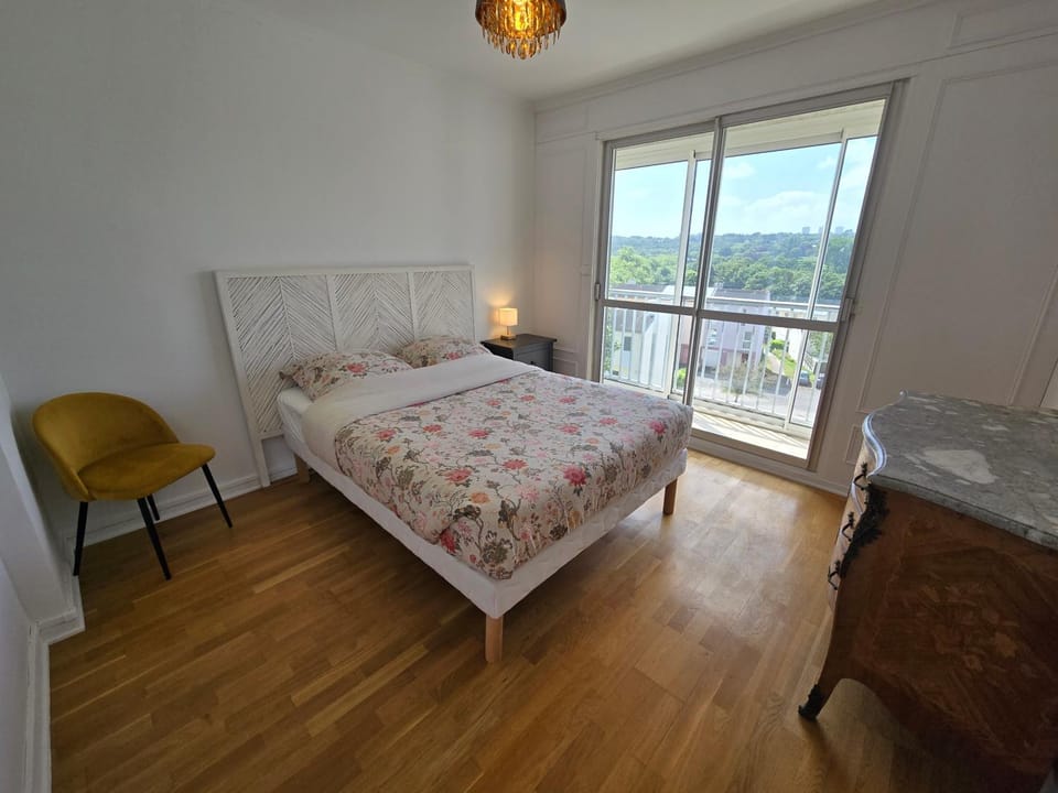 Bed, Natural landscape, Photo of the whole room, Bedroom