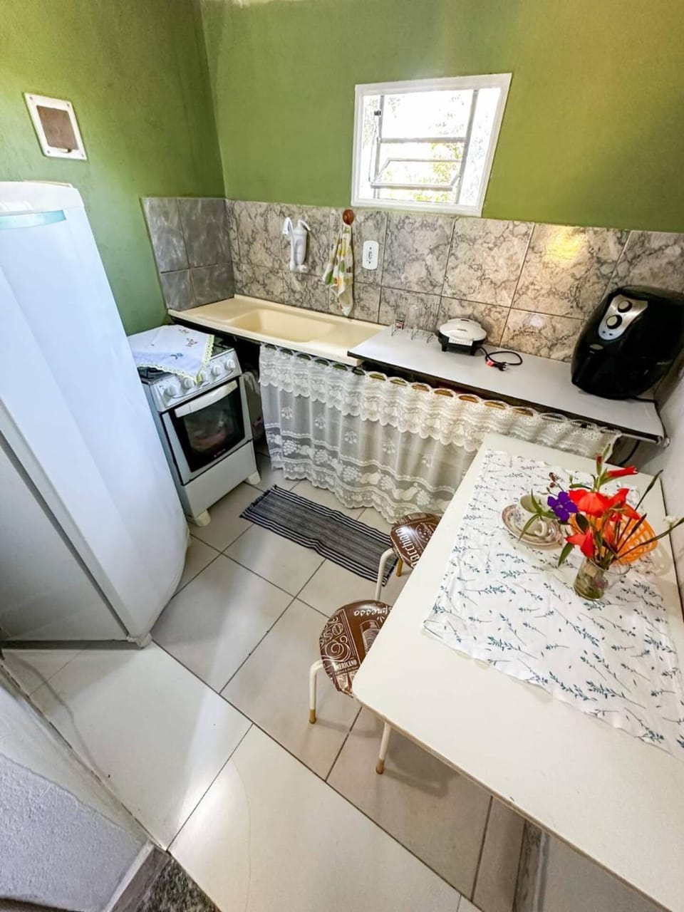 Kitchen or kitchenette, Dining area, stove