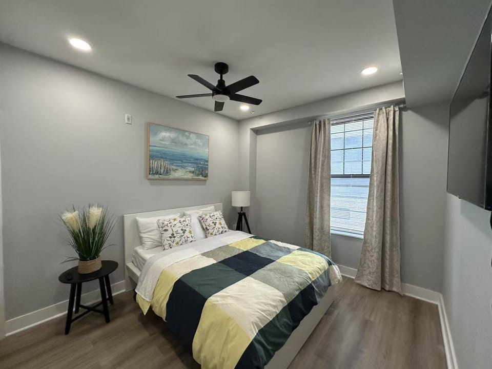 Bed, TV and multimedia, Bedroom