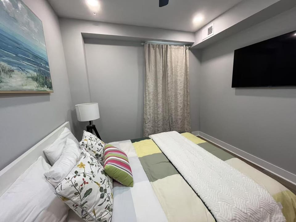 Bed, TV and multimedia, Bedroom