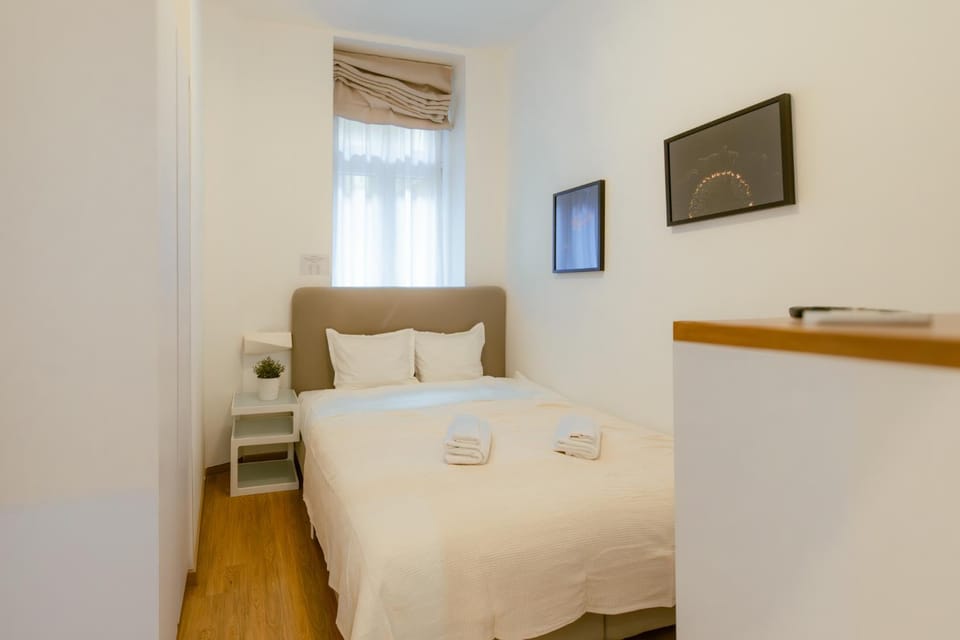 Bed, Bedroom, towels