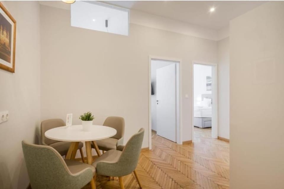 Kitchen or kitchenette, Seating area, Dining area