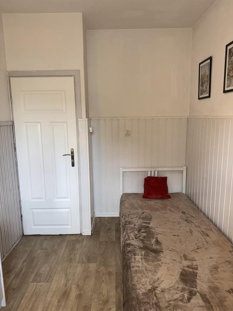 Photo of the whole room, Bedroom, internet, wardrobe