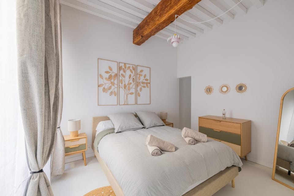 Photo of the whole room, Bedroom