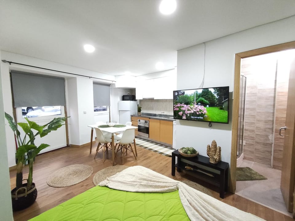 Bed, TV and multimedia, Kitchen or kitchenette, Bedroom