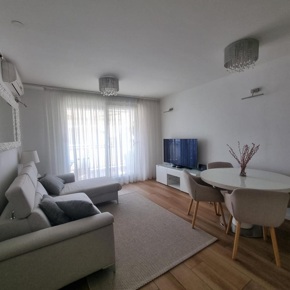 Communal lounge/ TV room, TV and multimedia, Living room, Seating area, Dining area, Evening entertainment