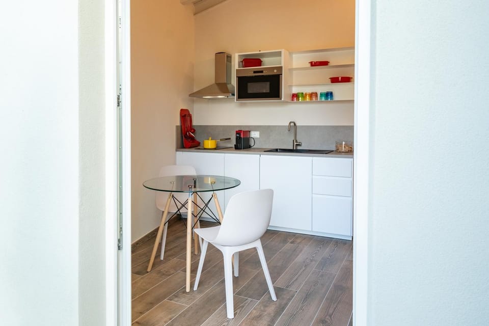Kitchen or kitchenette, Dining area