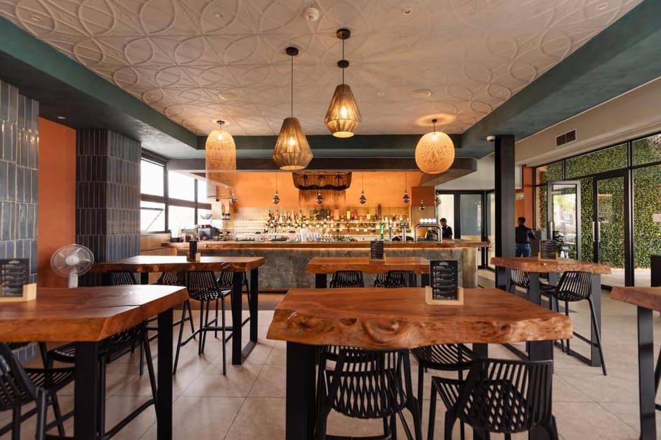 Restaurant/places to eat, Lounge or bar