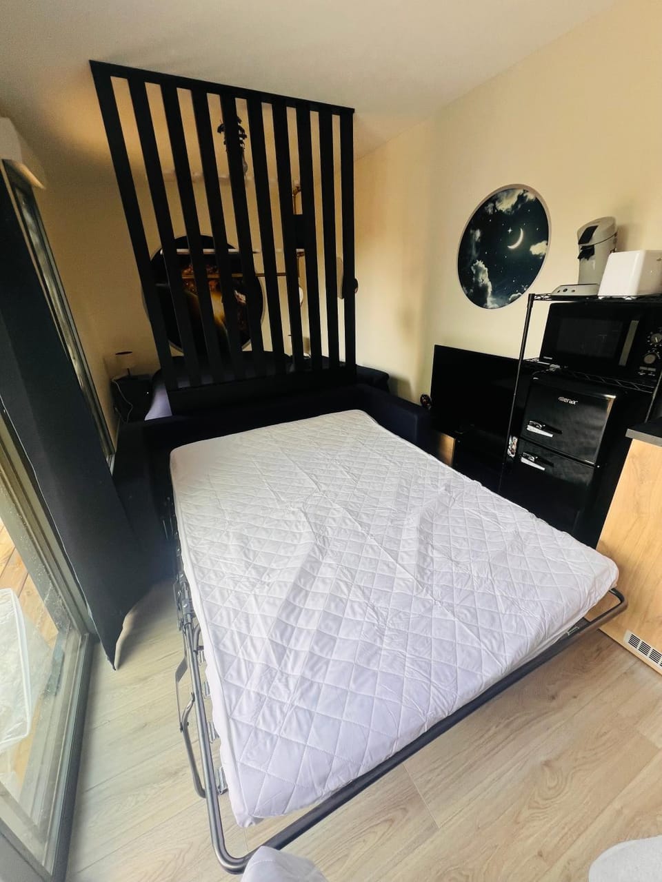 Communal lounge/ TV room, Bed, Bedroom