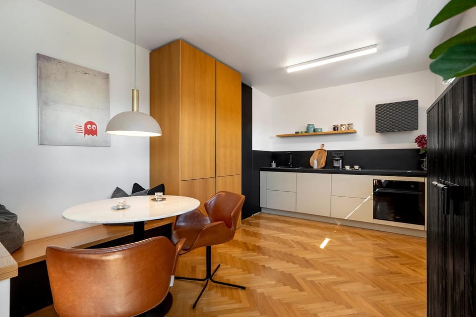 Kitchen or kitchenette, Seating area, Dining area, oven, stove