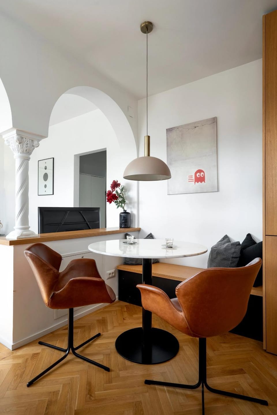 TV and multimedia, Kitchen or kitchenette, Living room, Seating area, Dining area