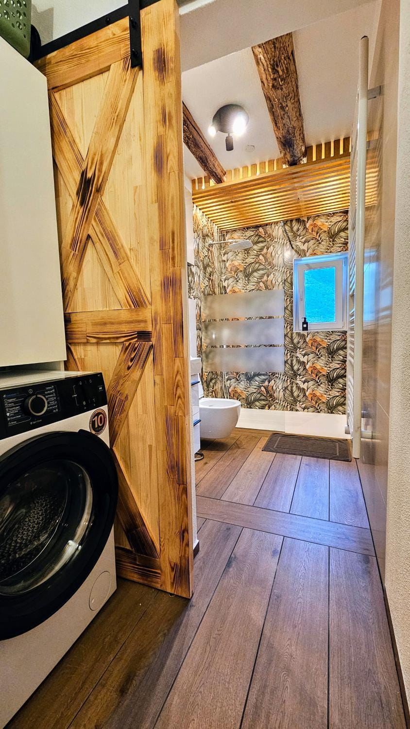 Kitchen or kitchenette, Dining area, stove