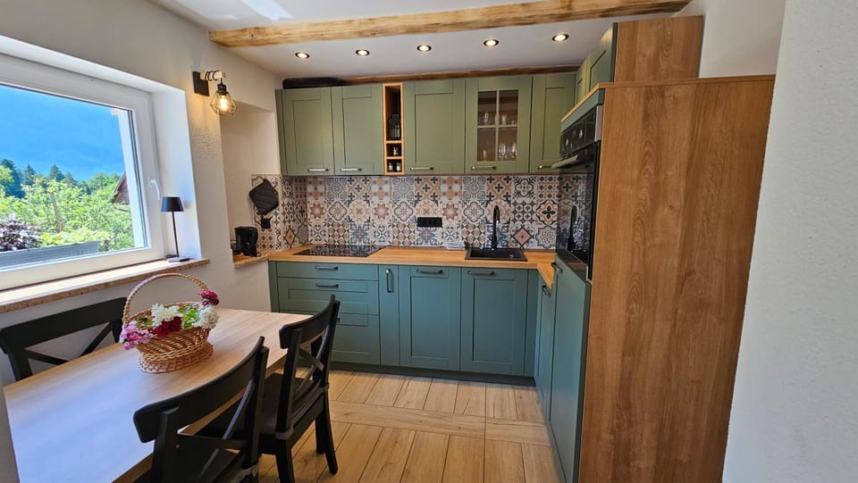 Kitchen or kitchenette, Dining area, stove
