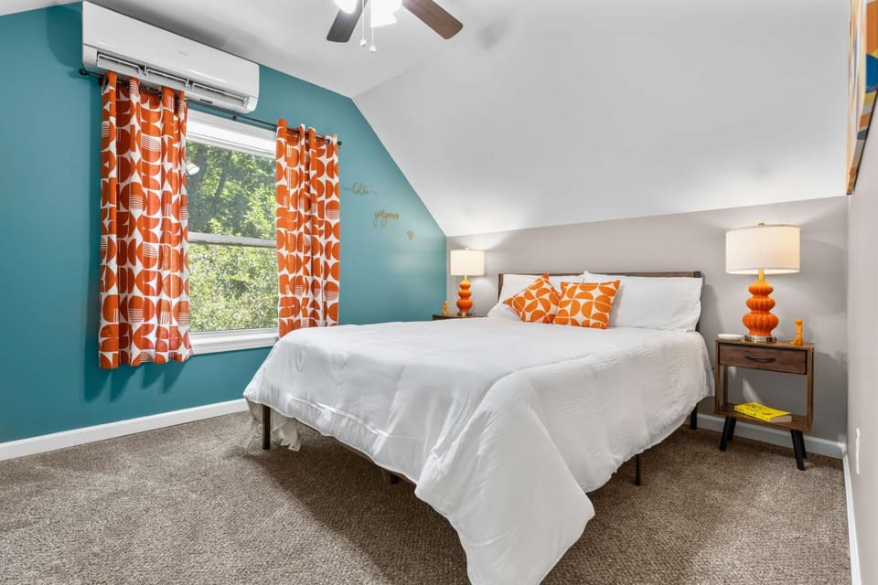 Stylish, 5 Queen Beds, 2 Mi To Mohegan House in Norwich