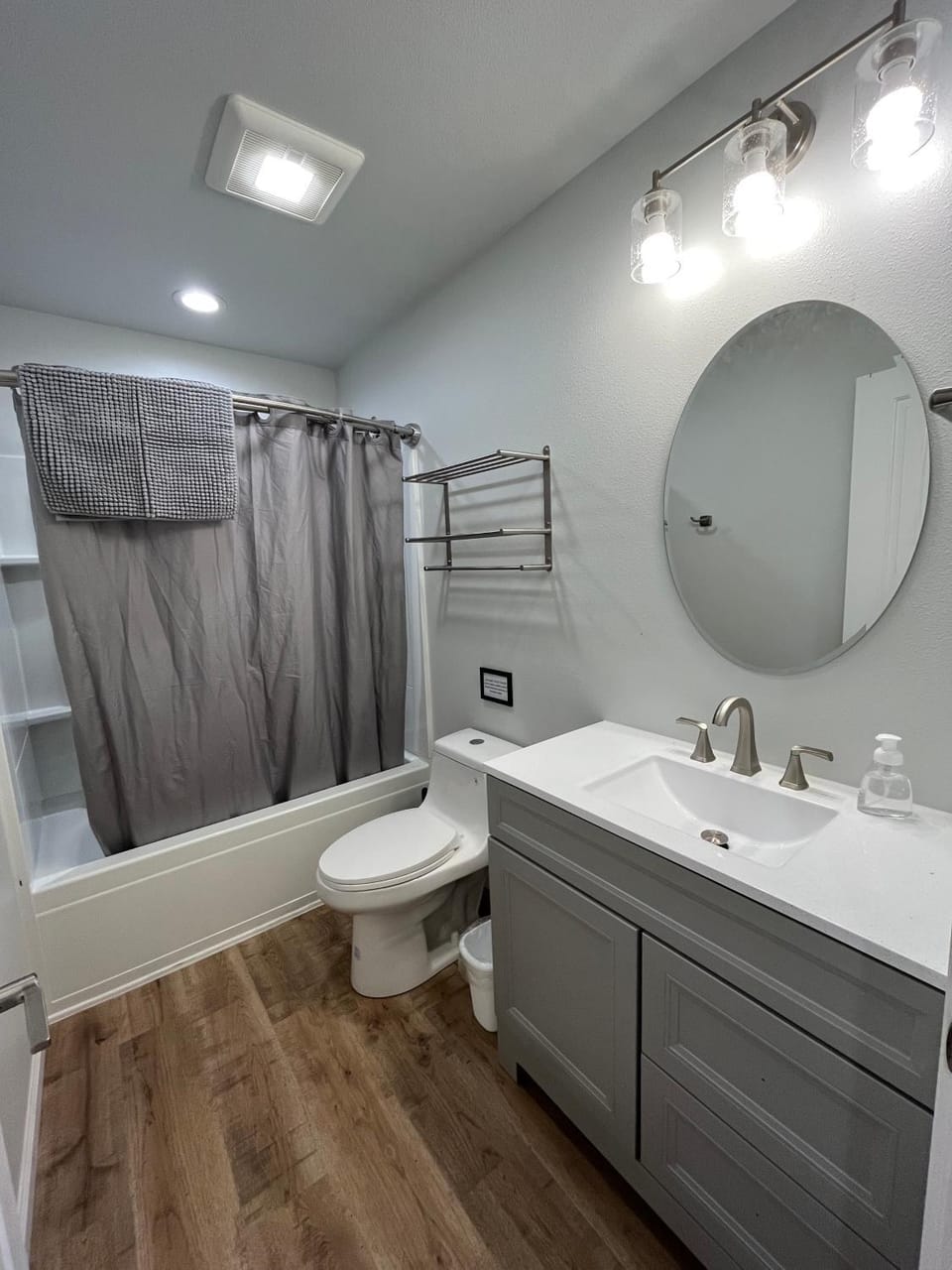 Shower, Toilet, Bathroom, Bath, towels