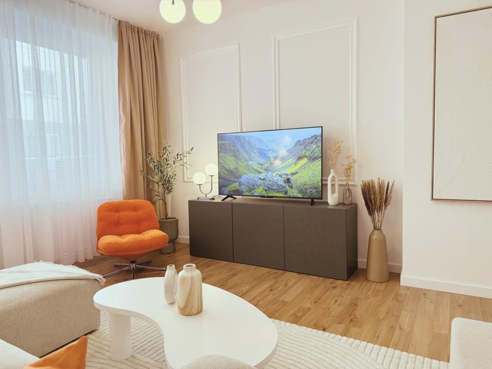 TV and multimedia, Living room, Seating area, Evening entertainment