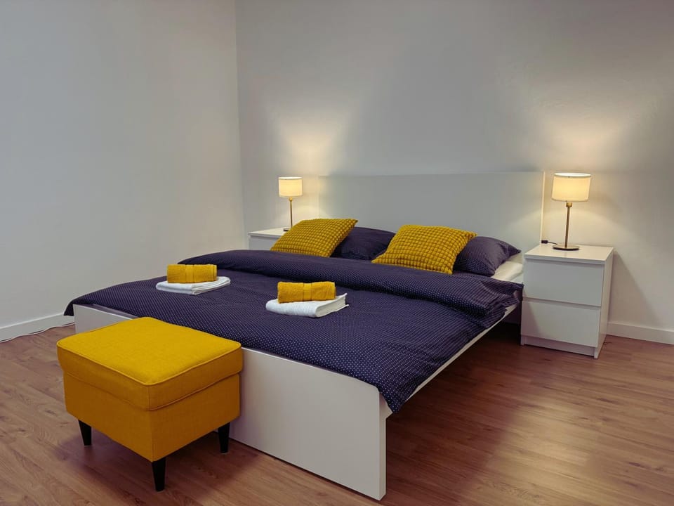 Bed, Photo of the whole room, Bedroom, towels