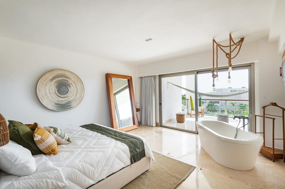 View (from property/room), Balcony/Terrace, Bedroom, Bath