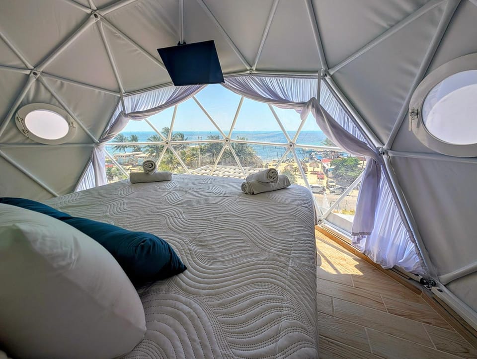 Bed, TV and multimedia, Photo of the whole room, Beach, Bedroom, Sea view, towels