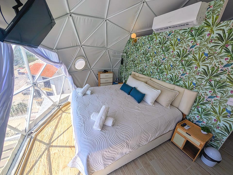 Bed, TV and multimedia, Photo of the whole room, Bedroom, towels, air conditioner