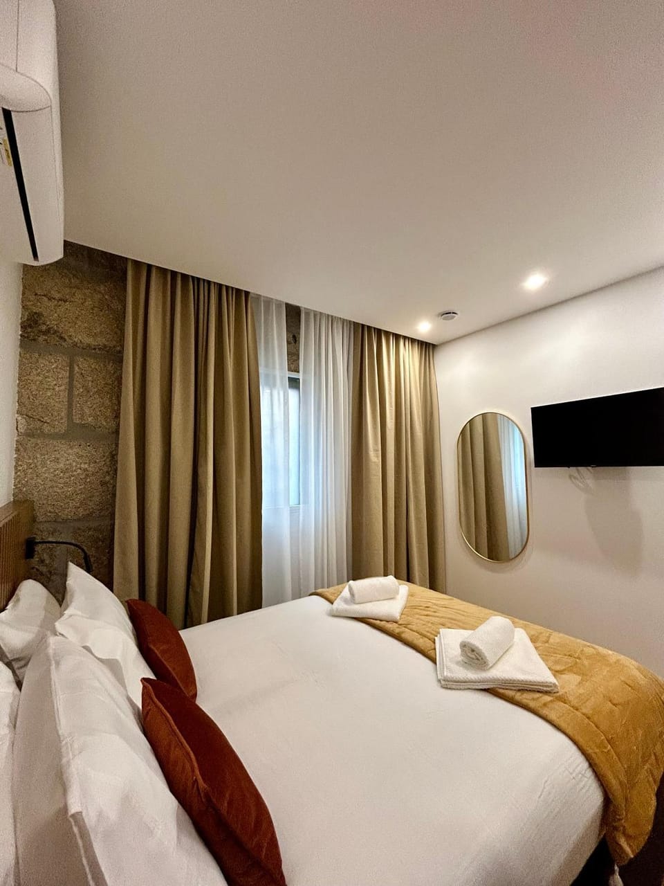 Bed, TV and multimedia, Bedroom, towels