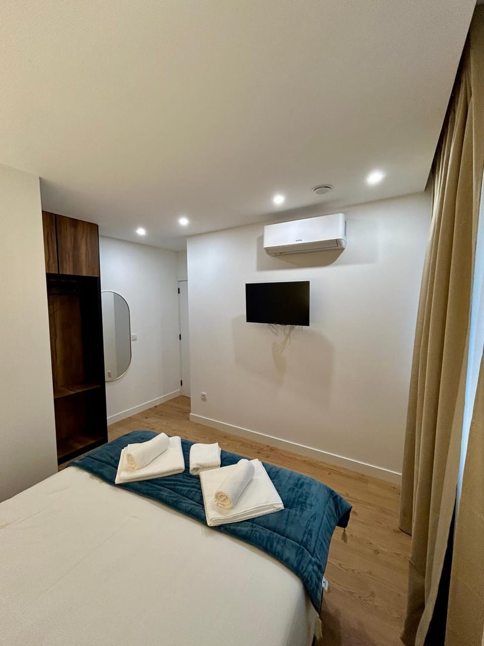 Bed, TV and multimedia, Bedroom, towels