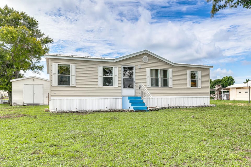 Walk to Scenic Trails: Waterfront Okeechobee Oasis House in Buckhead Ridge