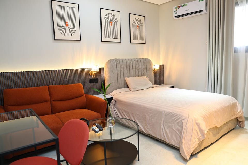 Bed, Seating area, air conditioner