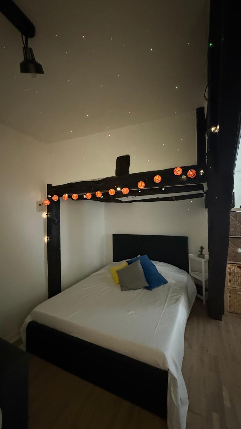 Bed, Photo of the whole room, Bedroom