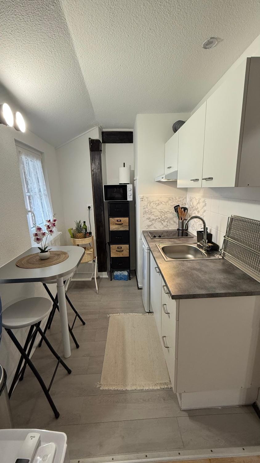 Kitchen or kitchenette, Dining area, minibar, stove