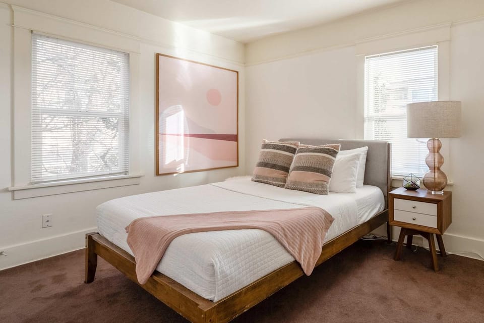 Mid-Century Charm - Prime SE Location - 2BR House in Portland