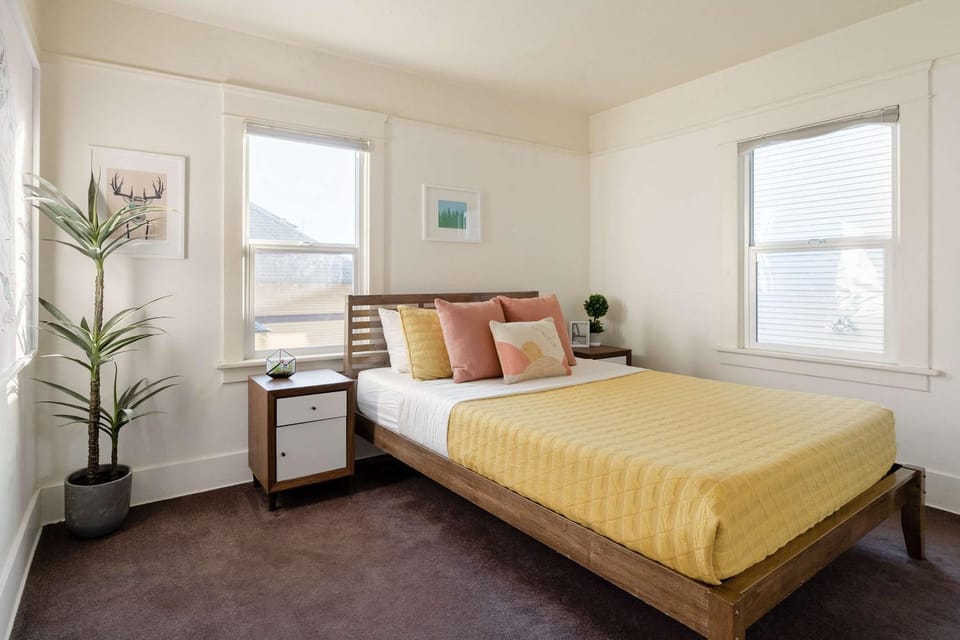 Mid-Century Charm - Prime SE Location - 2BR House in Portland