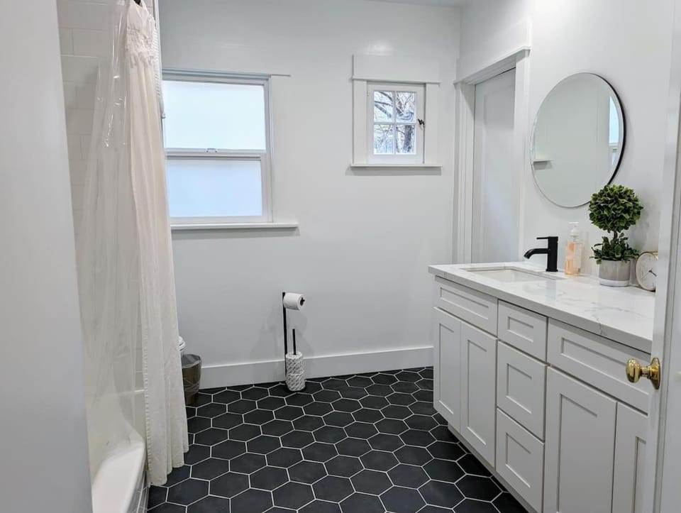 Mid-Century Charm - Prime SE Location - 2BR House in Portland
