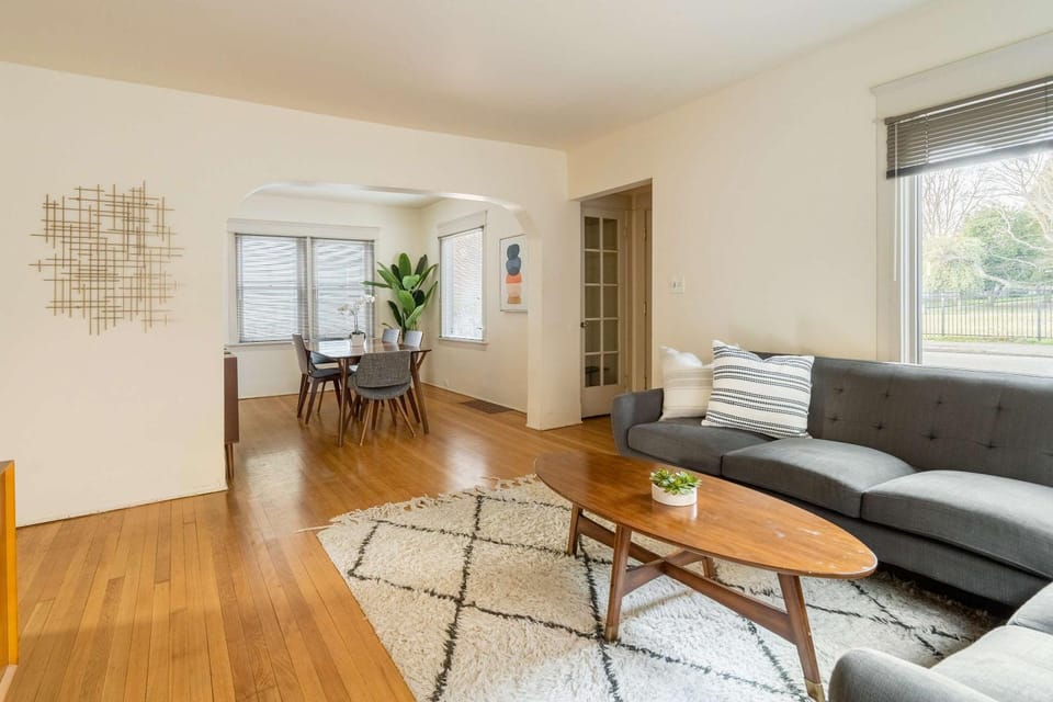 Mid-Century Charm - Prime SE Location - 2BR House in Portland
