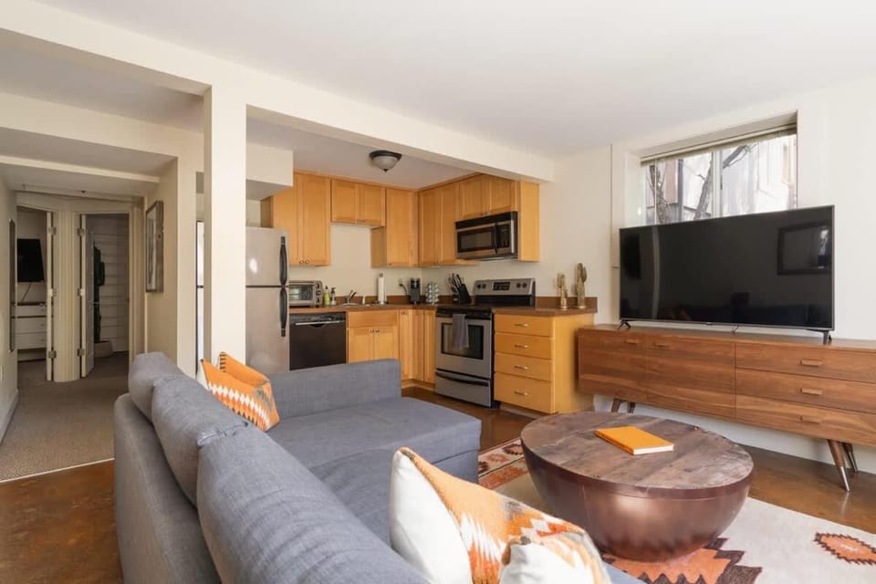 Desert Vibe 1BR in SE PDX - Local Bars & Food House in Portland