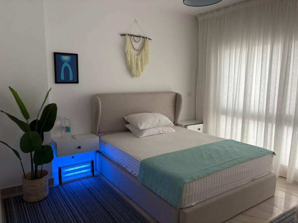 Photo of the whole room, Bedroom