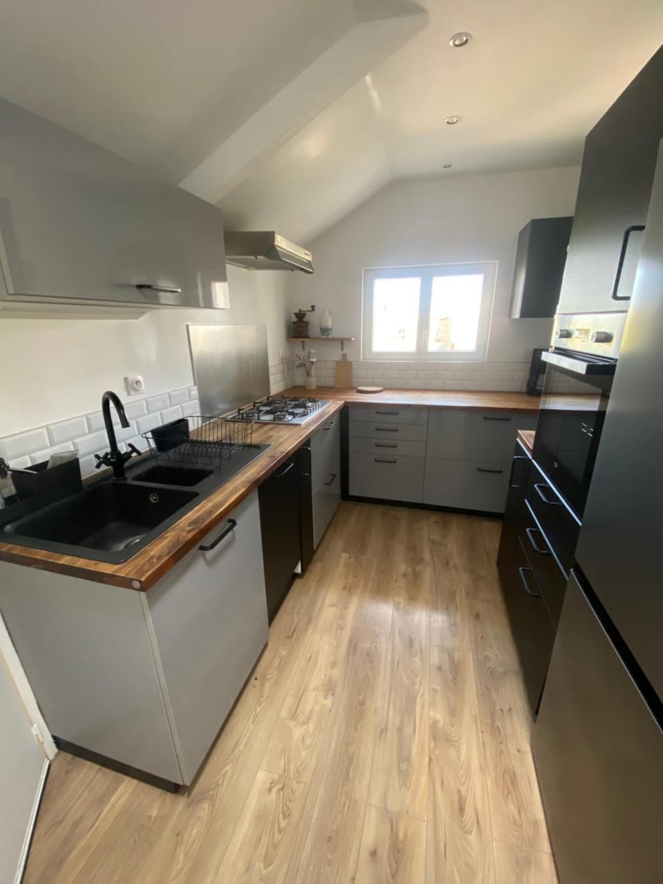 Coffee/tea facilities, Kitchen or kitchenette, dishwasher, oven, stove, toaster