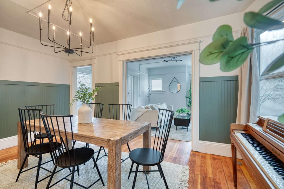 Historic Craftsman - Fast WiFi - 2BR - King Bed House in Portland