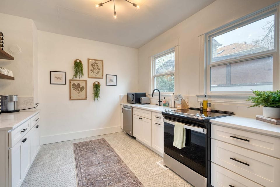 Historic Craftsman - Fast WiFi - 2BR - King Bed House in Portland