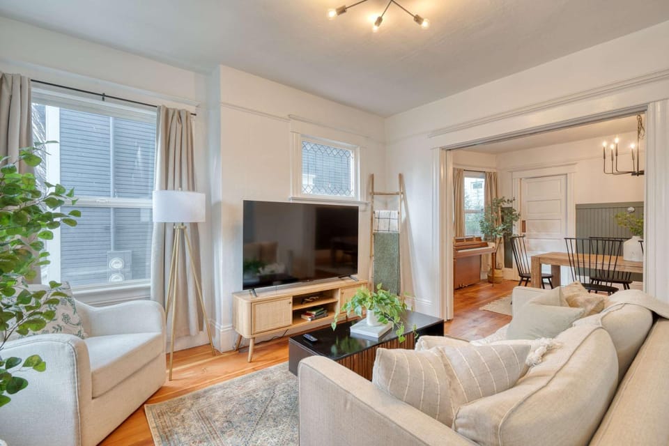 Historic Craftsman - Fast WiFi - 2BR - King Bed House in Portland