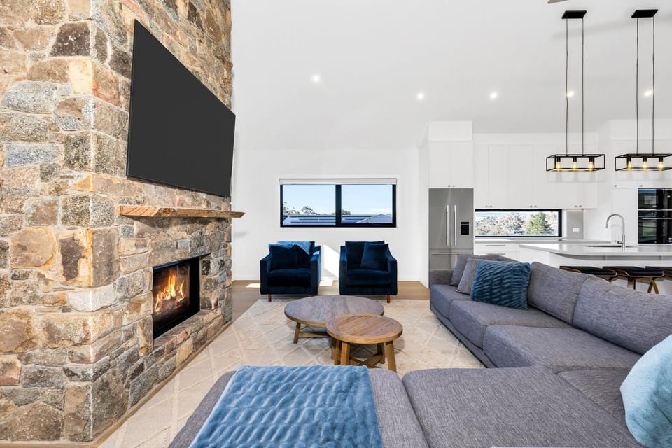 TV and multimedia, Living room, Seating area, Evening entertainment