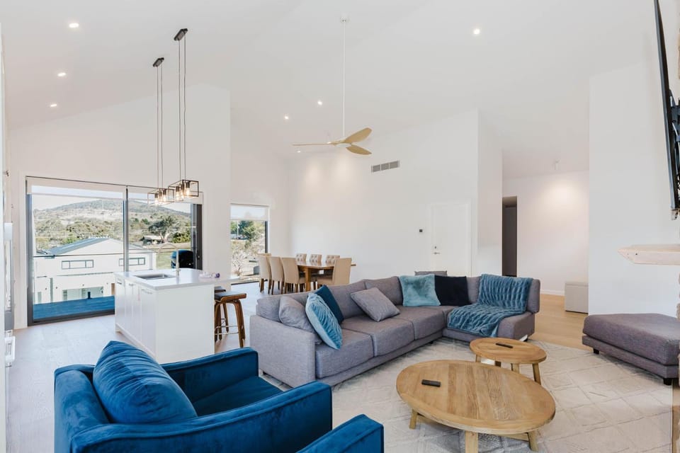 Living room, Seating area, Dining area, heating, air conditioner