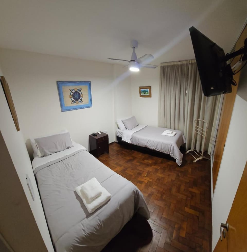 Bed, TV and multimedia, Photo of the whole room, Bedroom, towels