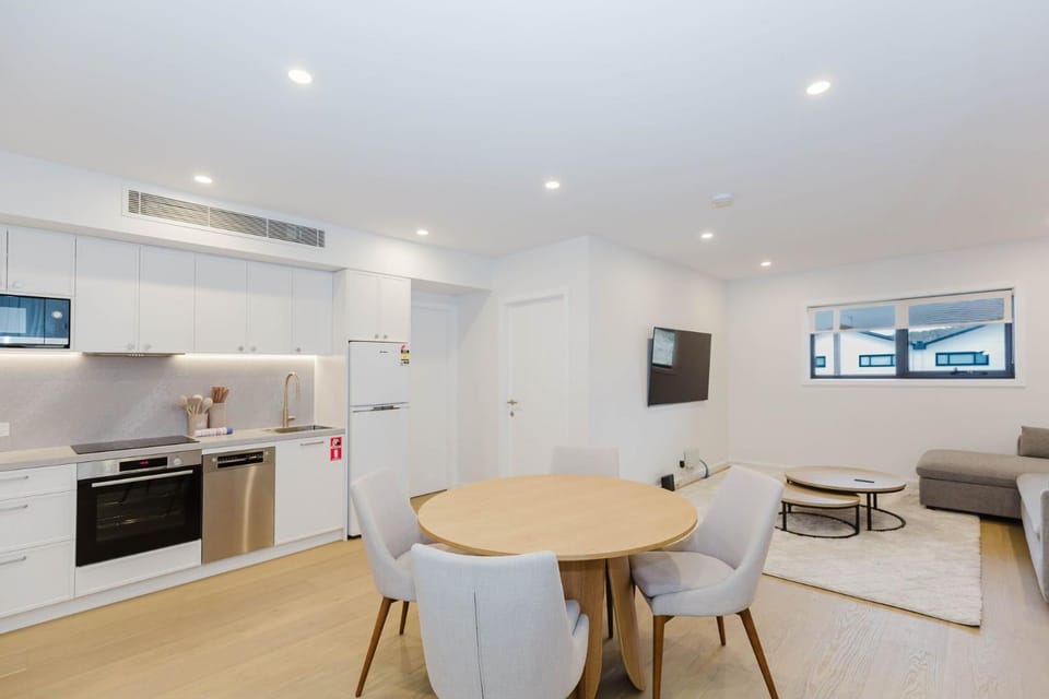 Kitchen or kitchenette, Living room, Seating area, Dining area