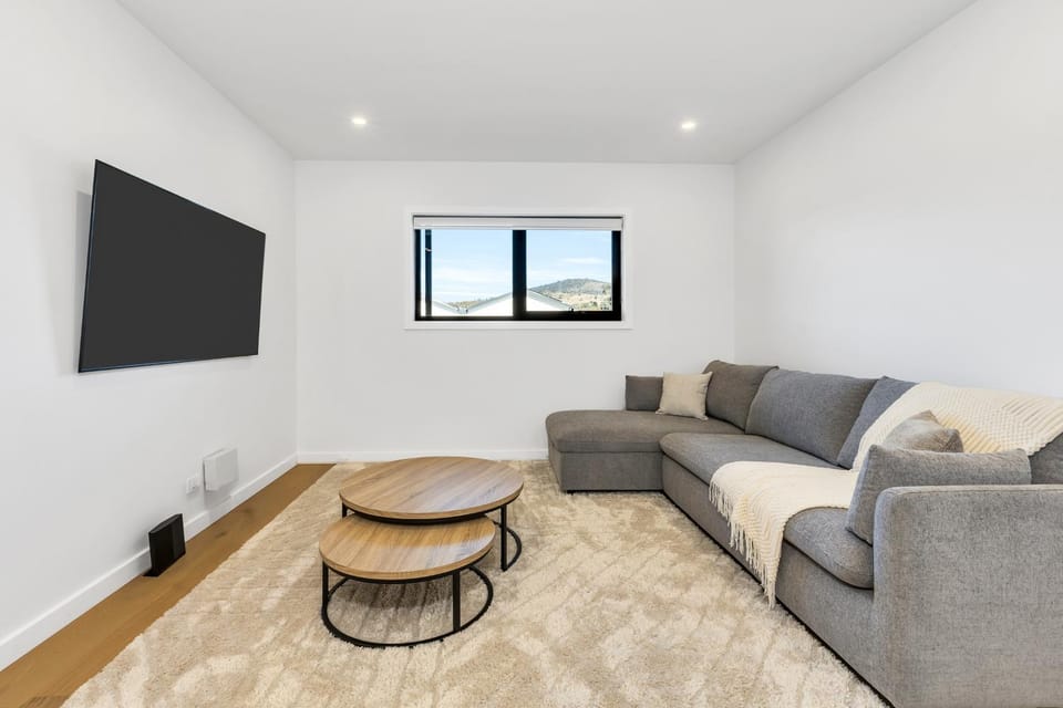 TV and multimedia, Living room, Seating area, heating, air conditioner