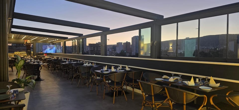 Restaurant/places to eat, Balcony/Terrace